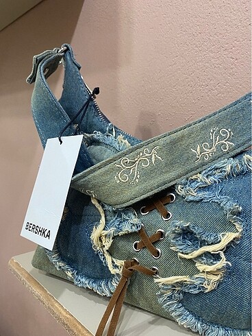  Beden Bershka kelebekli çanta