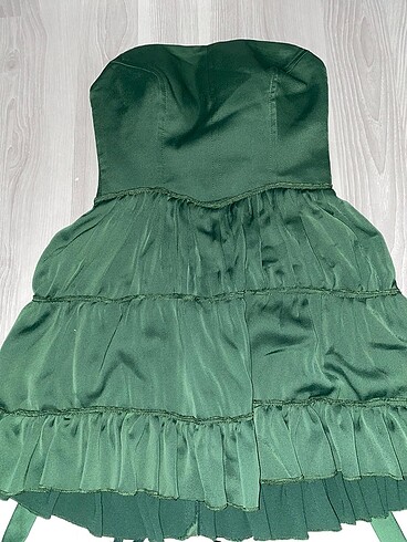 Özel dikim yeşil fırfırlı elbise