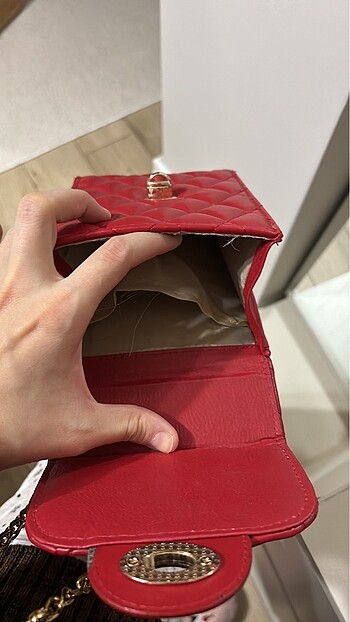 Kırmızı çanta - Görsel 3