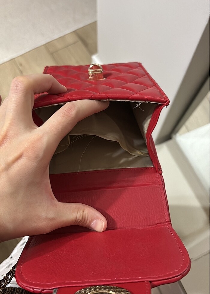 Kırmızı çanta - Görsel 3