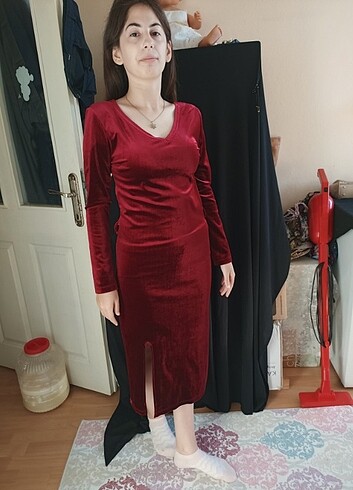 Kadife yırtmaçlı. Elbise