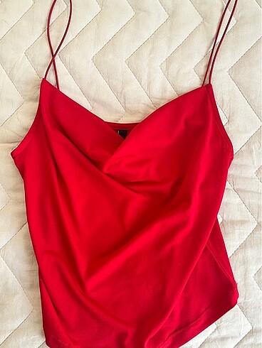 KIRMIZI CROP ASKILI BLUZ