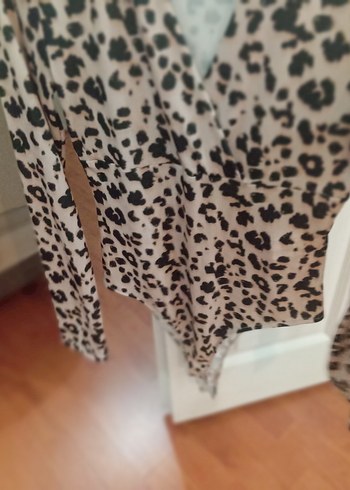 Bej Desenli V Yaka Fırfırlı Kadın Bluz citcitli - Görsel 2