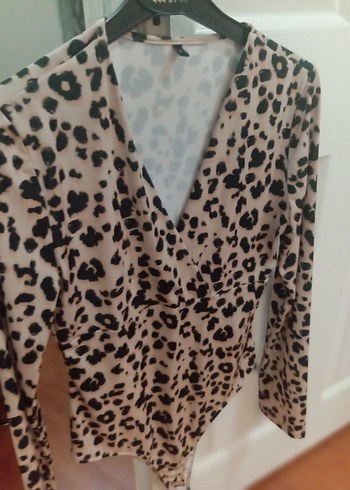 Bej Desenli V Yaka Fırfırlı Kadın Bluz citcitli - Görsel 3