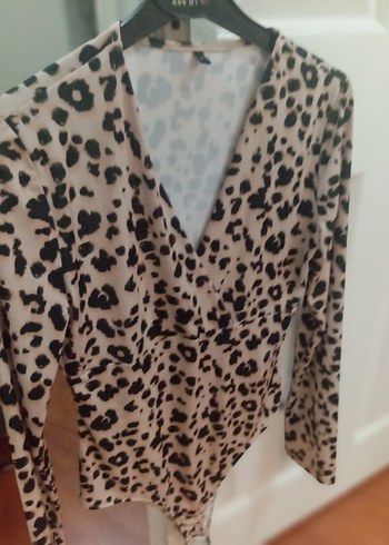 Bej Desenli V Yaka Fırfırlı Kadın Bluz citcitli - Görsel 4