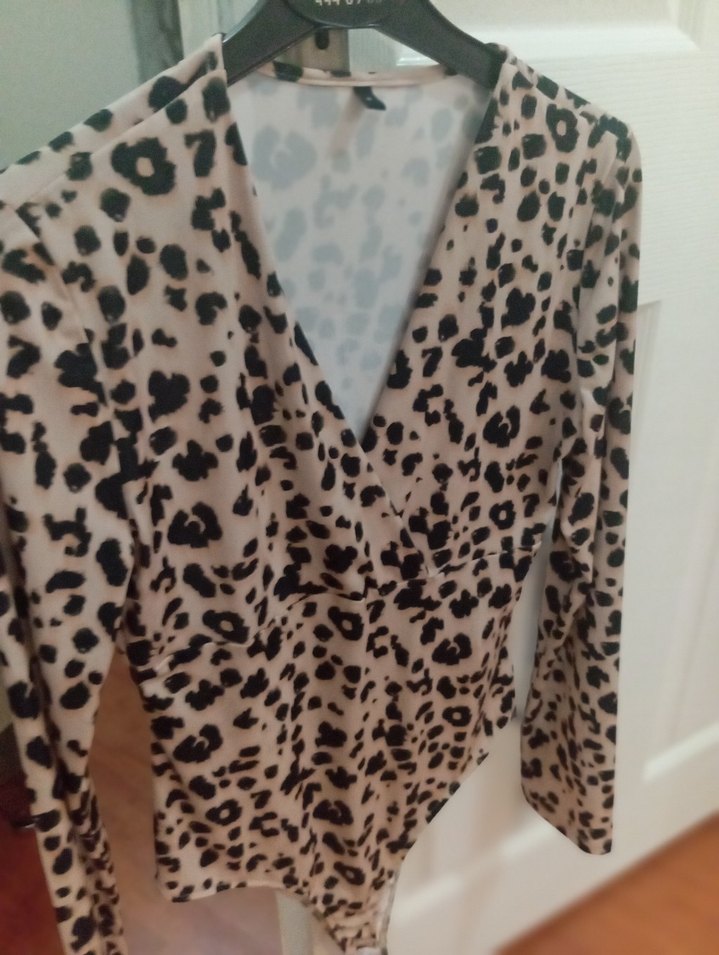 Bej Desenli V Yaka Fırfırlı Kadın Bluz citcitli - Görsel 3