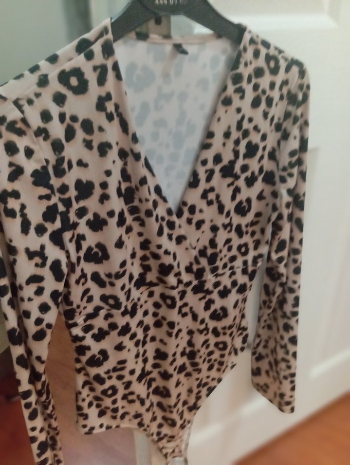 Bej Desenli V Yaka Fırfırlı Kadın Bluz citcitli - Görsel 4