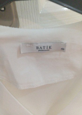 Batik Beyaz Midi V Yaka Düğmeli Kadın Gömlek kol detayı tüldür - Görsel 2