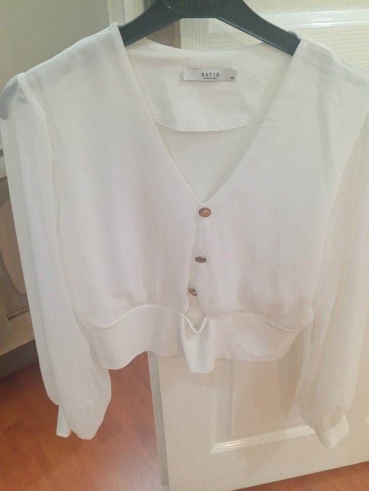 Batik Beyaz Midi V Yaka Düğmeli Kadın Gömlek kol detayı tüldür - Görsel 3