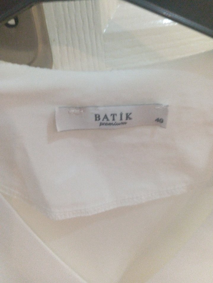 Batik Beyaz Midi V Yaka Düğmeli Kadın Gömlek kol detayı tüldür - Görsel 2