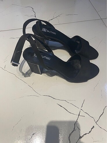 Zara Bilekten bağlı çok şık ayakkabı