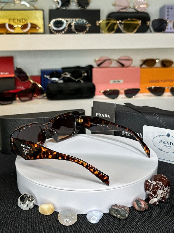 Prada Klasik Kahverengi Kadın Güneş Gözlüğü - Görsel 2