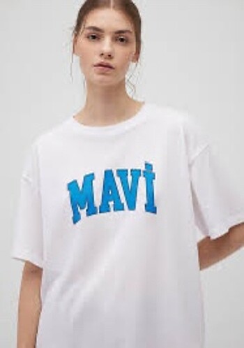Mavi marka beyaz tişört gizem