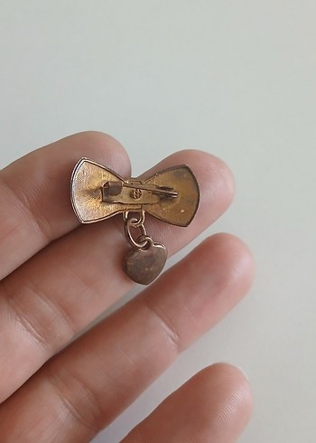American Vintage Vintage Altın Renk Fiyonk ve Kalp Broş