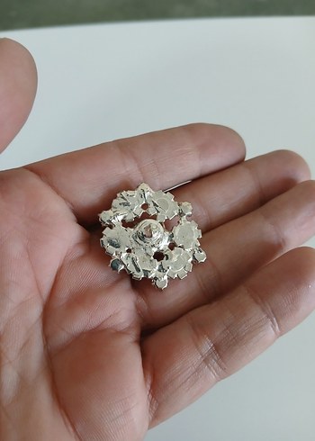 American Vintage Beyaz Çiçek Desenli Payetli Broş
