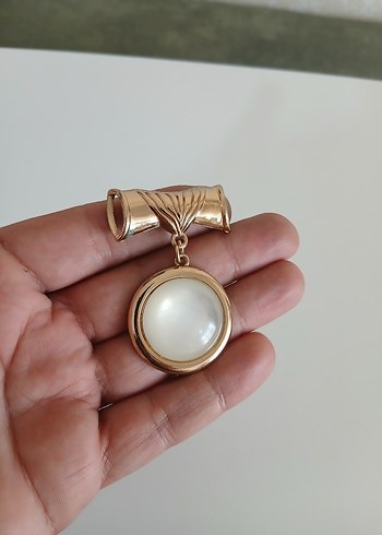 Zincir Detaylı Parlak Bej Broş