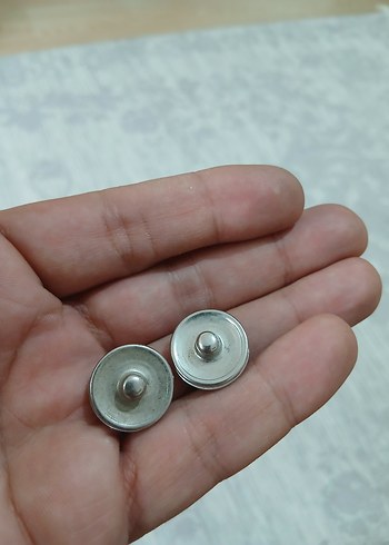 American Vintage Bej Mini Düğmeli Bohem Küpe