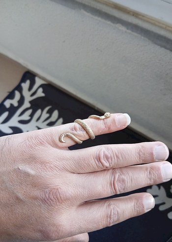 Parlak Altın Yılan Desenli Kadın Yüzük - Görsel 4