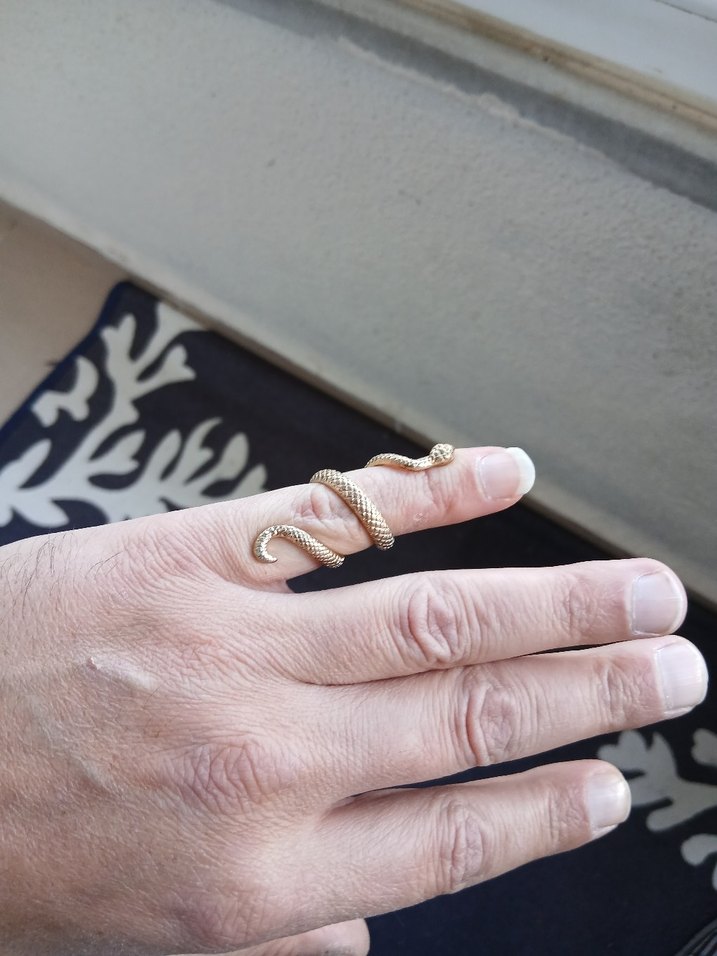 Parlak Altın Yılan Desenli Kadın Yüzük - Görsel 4