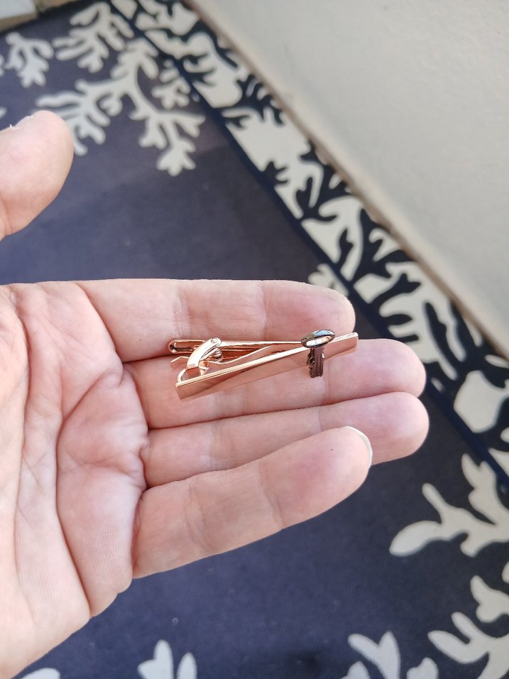 Altın Renkli Kadın Kol Düğmesi Anahtar Detaylı - Görsel 2