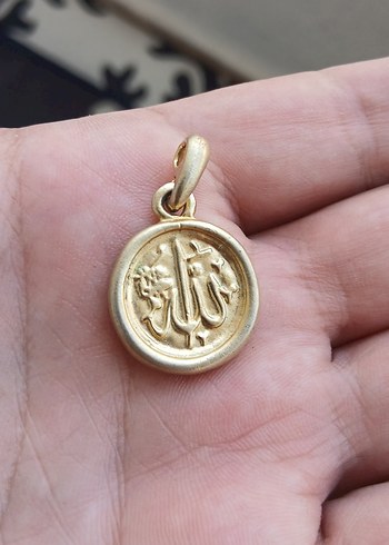 Altın Renkli Püsküllü Kolye Ucu