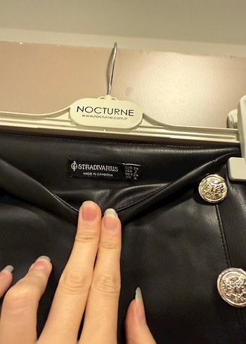 Düğmeli Siyah Deri Mini Şort - Görsel 2