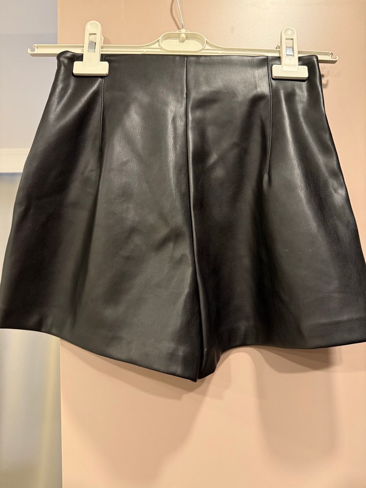 Düğmeli Siyah Deri Mini Şort - Görsel 3