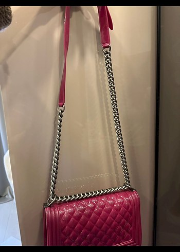 Zincir Detaylı Parlak Pembe Deri Kadın Çanta - Görsel 2