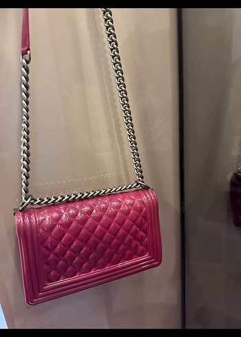 Zincir Detaylı Parlak Pembe Deri Kadın Çanta - Görsel 3