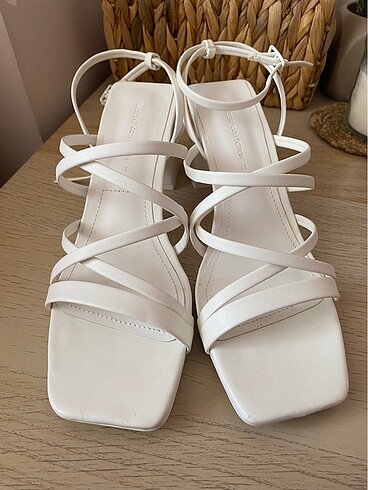37 Beden beyaz Renk Pull bear topuklu sandalet