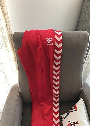 Hummel Hummel eşofman takımı. M-L bedendir. Unisex bir üründür.