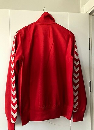 m Beden kırmızı Renk Hummel eşofman takımı. M-L bedendir. Unisex bir üründür.