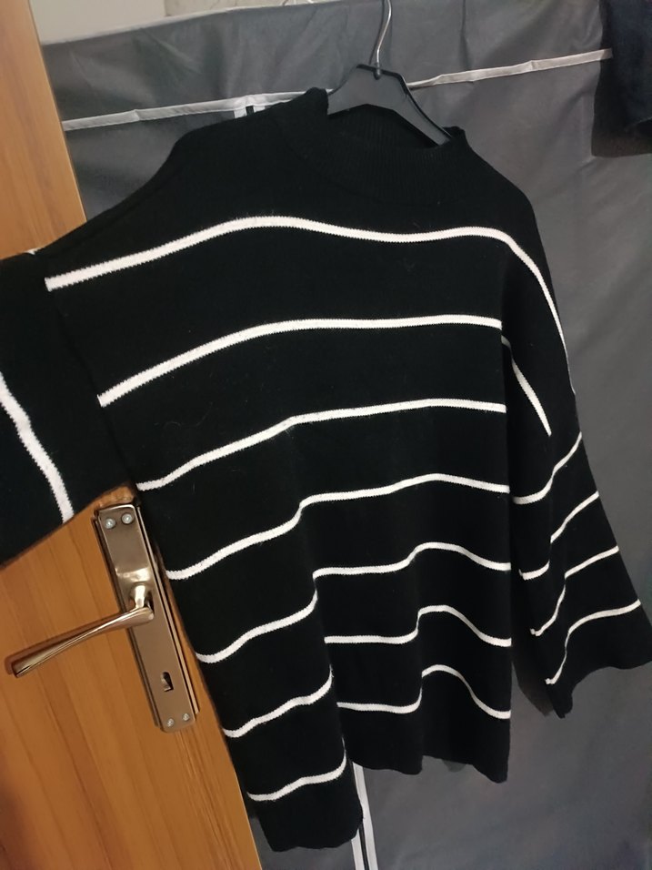 Siyah Beyaz Çizgili Kadın Triko Kazak - Görsel 4