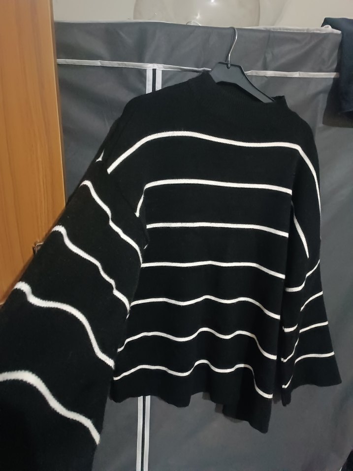 Siyah Beyaz Çizgili Kadın Triko Kazak - Görsel 3