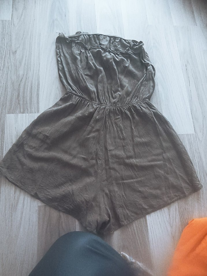 HM markadır Gri Keten Straplez Mini Tulum - Görsel 3