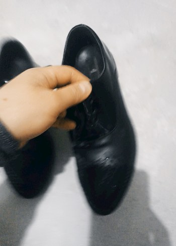 Diğer siyah deri klâsik ayakkab ı takım elbise altına olur