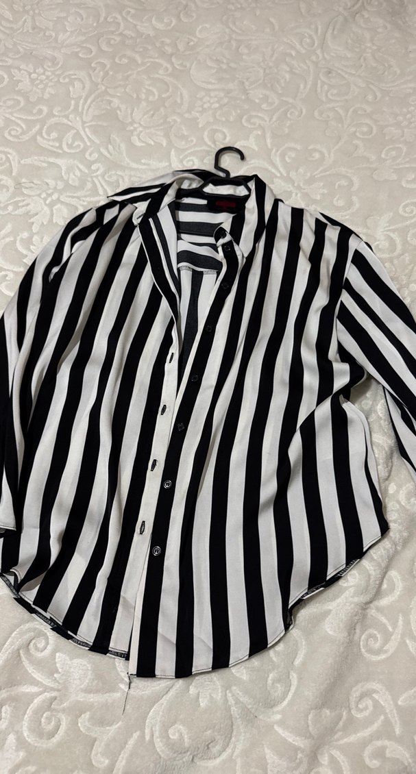 Düğmeli Siyah Beyaz Çizgili Kadın Gömlek - Görsel 2