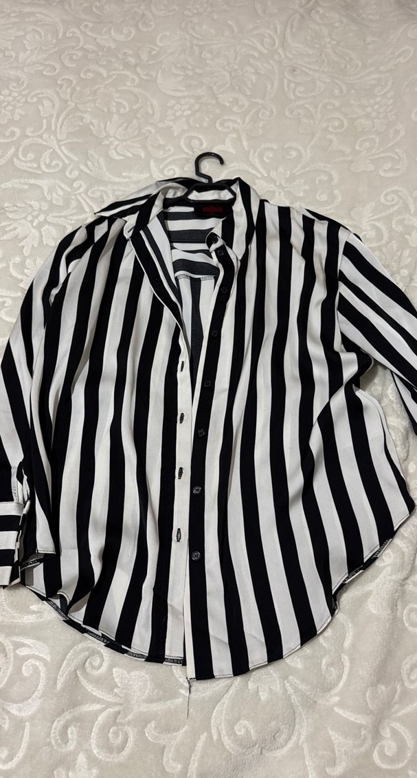 Düğmeli Siyah Beyaz Çizgili Kadın Gömlek - Görsel 3