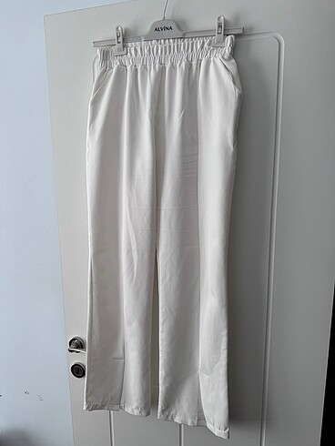 Önü yırtmaçlı pantolon