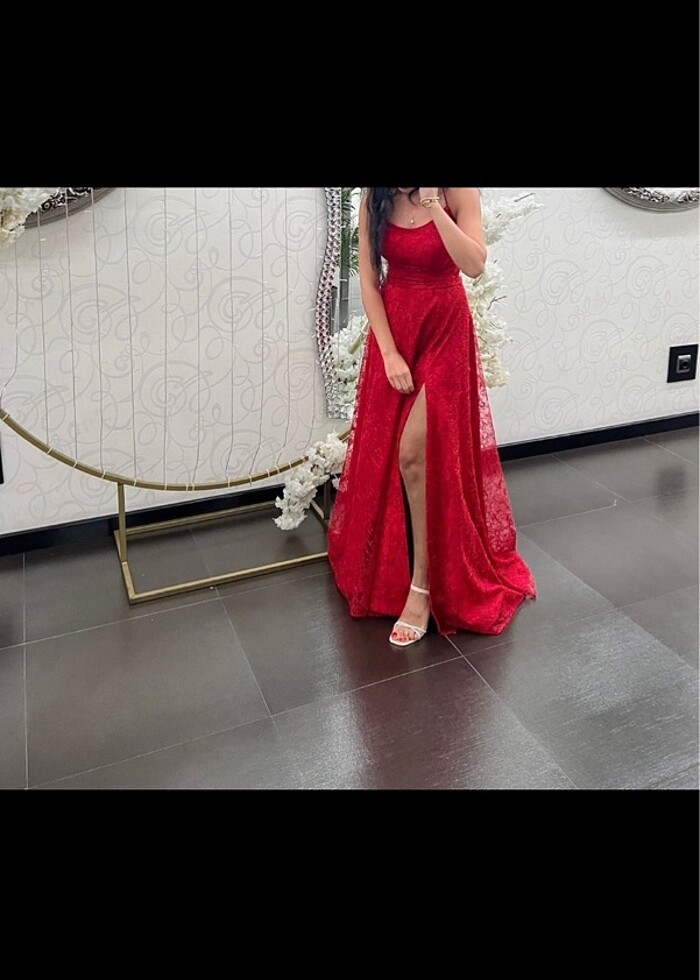 Kırmızı yırtmaçlı abiye - Görsel 3