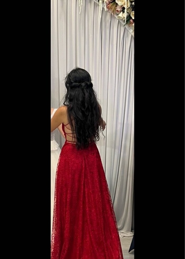 Kırmızı yırtmaçlı abiye - Görsel 4