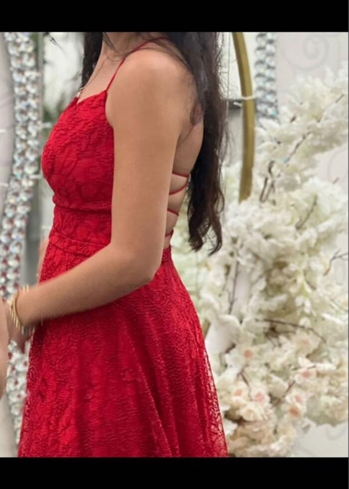 Kırmızı yırtmaçlı abiye - Görsel 2