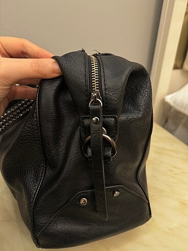  Beden siyah Renk Derimod zımbalı çanta