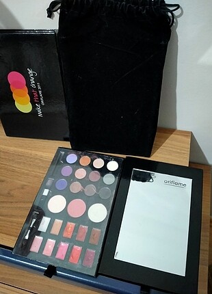 Oriflame Set halinde göz farı ve dudak paleti