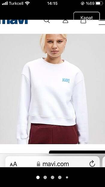 Mavi jeans mavi lıgo baskılı crop beyaz sweatshırt