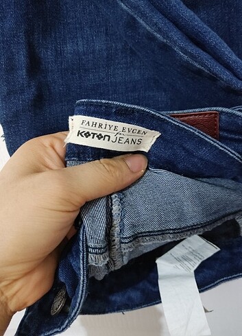 27 Beden Paçaları püsküllü kot pantolon 
