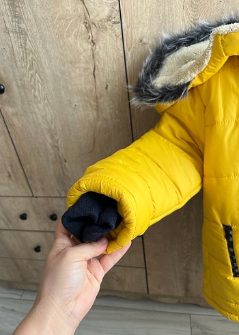 Sarı Kapüşonlu Çocuk Mont - Görsel 3