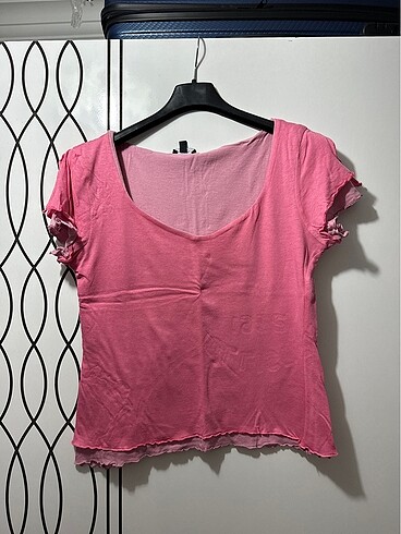 kol detaylı pembe tshirt