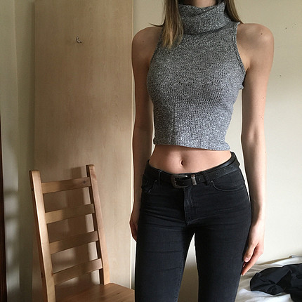 bogazli kolsuz gri crop top