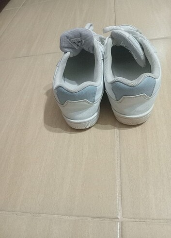 38 Beden beyaz Renk İki defa giyildi ayağımı sıktığı için satıyorum .hakiki kinetik 